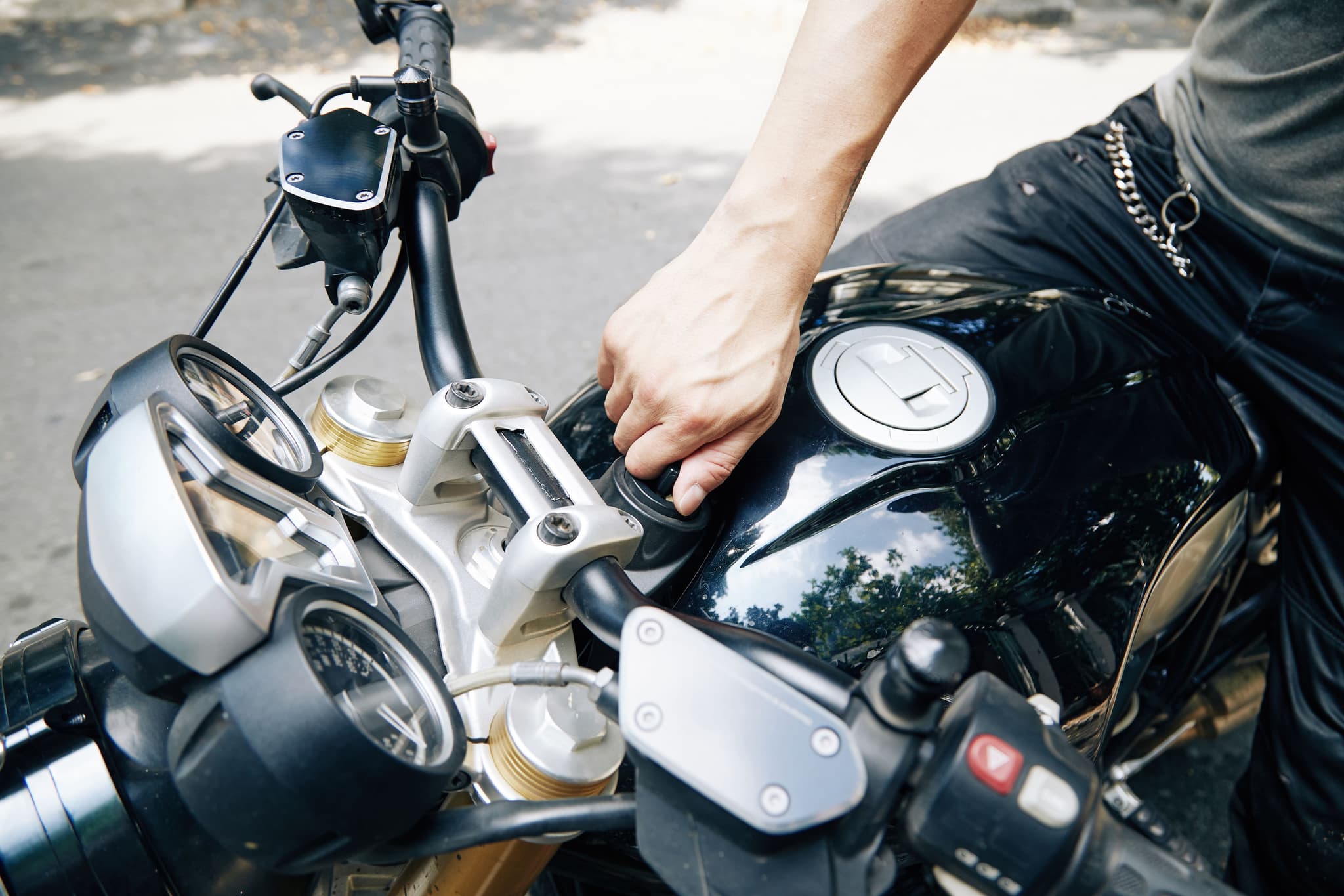 ¿Qué Hacer si Ves Gotas de Aceite Debajo de la Moto?