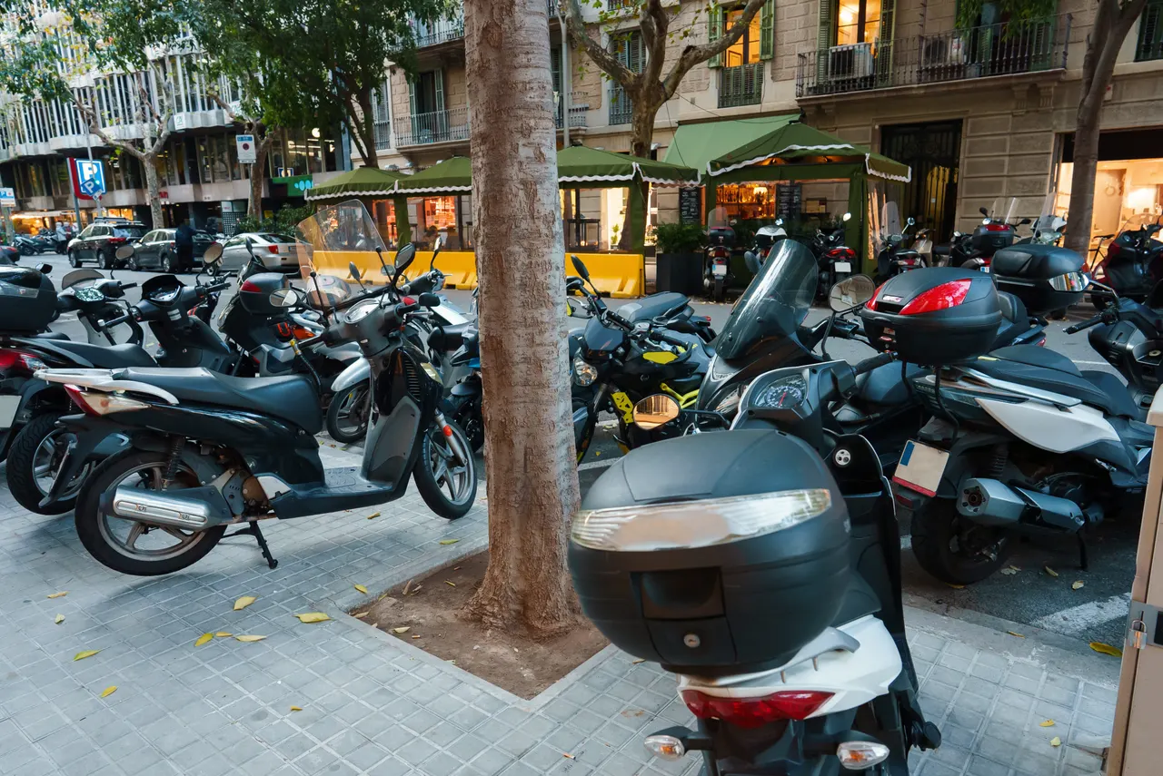 ¿Las Motos tienen que llevar Pegatina Medioambiental?
