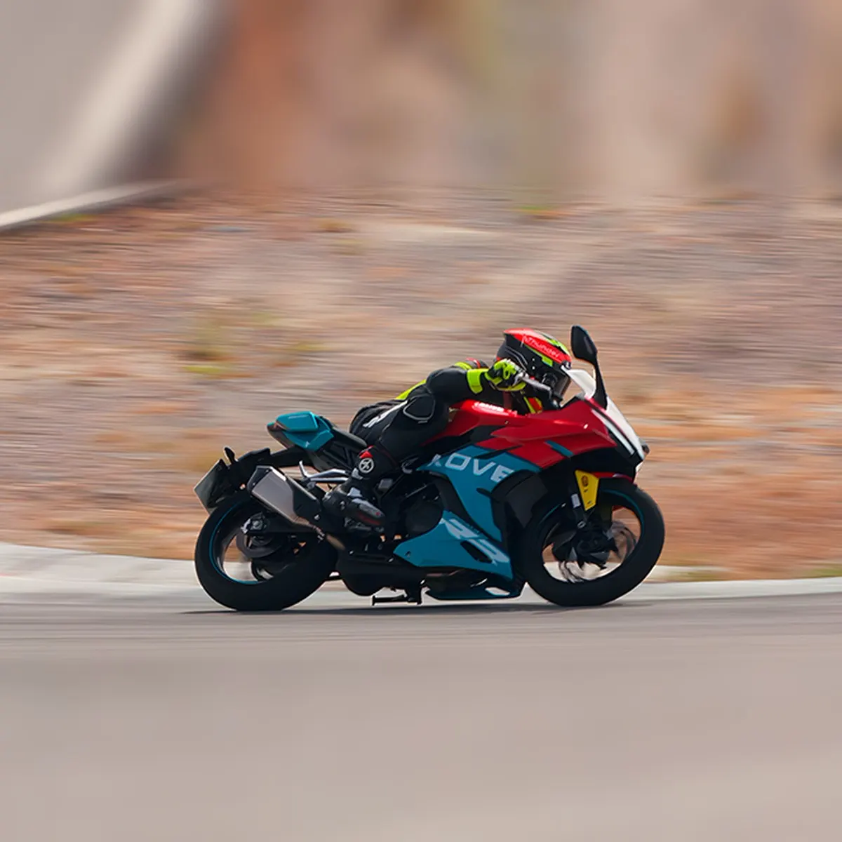 Kove 350RR rodando en circuito