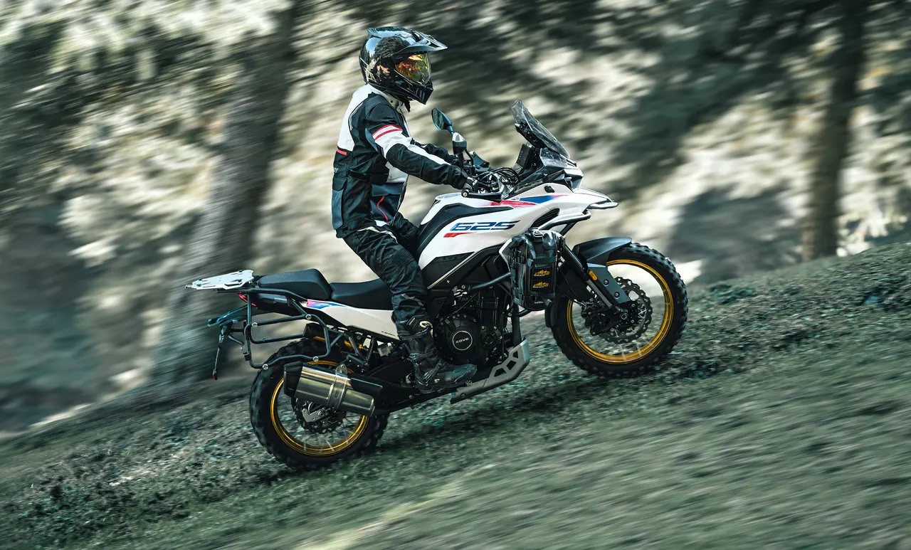 Kove 625X PRO MAX blanca rodando fuera del asfalto