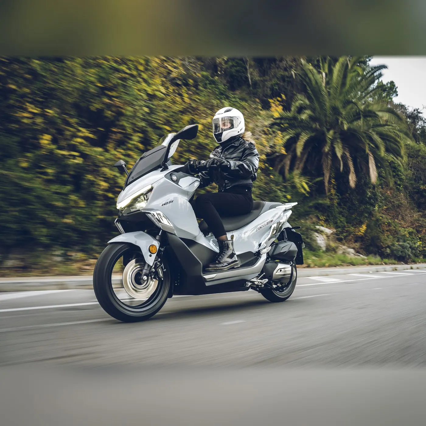 QJ Motor Fort 125N rodando por carretera