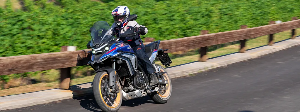 Kove 625X PRO MAX en uso touring por carretera