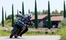 Kove 625X PRO MAX azul tumbando en curva